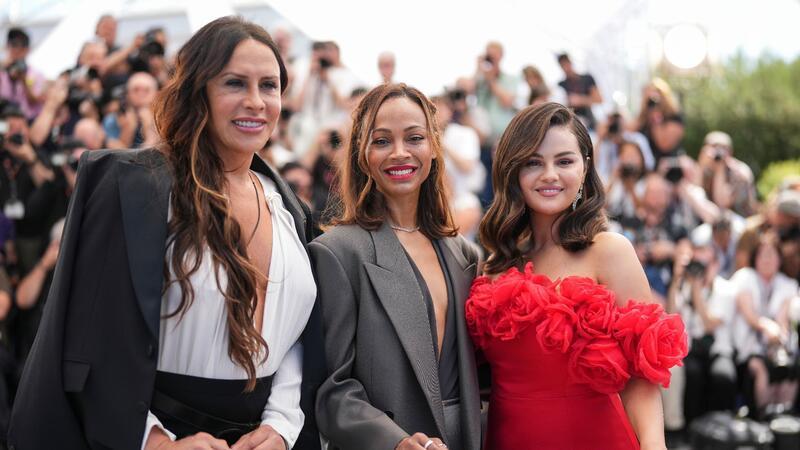 Karla Sofía Gascon (l-r), Zoe Saldana und  Selena Gomez stellen ihren Film in Cannes vor.