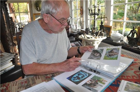 Karlfried Evers mit Fotos von Knochenfunden vom ehemaligen Schlachtfeld, wo auch sein Vater zu Tode gekommen ist. Foto: Felsch