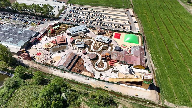 Stau-Chaos rund um Karls Erlebnisdorf sorgt für Pendler-Frust Karls Erlebnisdorf Loxstedt mit angrenzenden Parkflächen. Weitere benachbarte landwirtschaftliche Flächen sind auch zu Parkplätzen umfunktioniert worden.