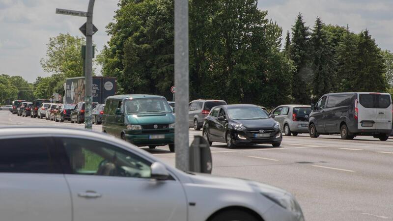 Stau-Chaos rund um Karls Erlebnisdorf sorgt für Pendler-Frust Karls Erlebnisdorf im Stader Nachbarkreis ist gut besucht und das sorgt für Stau.