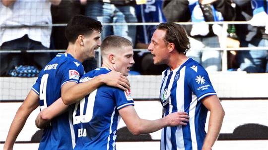 Karlsruher Igor Matanovic (l-r), David Herold und Robin Bormuth bejubeln den Treffer zum 2:0.