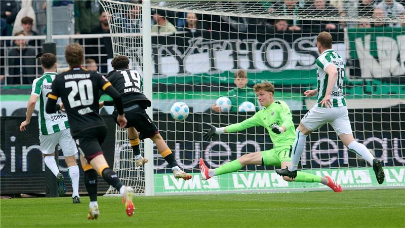 Münster erkämpft 1:1 gegen Karlsruhe Karlsruhes Louey Ben Farhat (M) erzielt gegen Münster das 1:0.