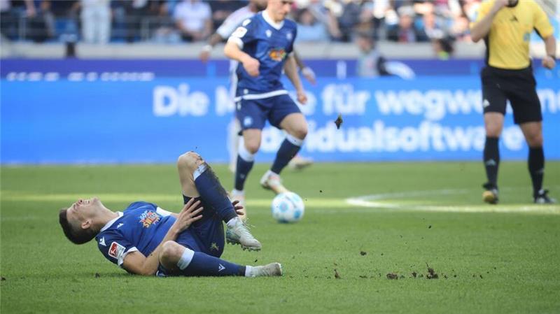 Düsseldorf gewinnt nach 0:2 noch 3:2 in Karlsruhe Karlsruhes Marvin Wanitzek liegt nach einem Foul am Boden.