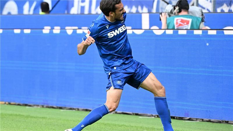 KSC sorgt für Braunschweigs erste Niederlage Karlsruhes Roko Simic bejubelt das 1:0.