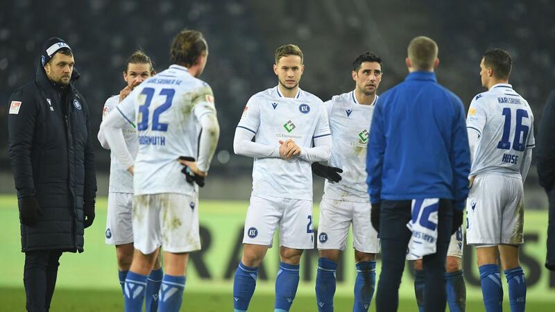2:2 gegen Karlsruhe: Hannover holt wieder 0:2 auf Karlsruhes Spieler stehen nach dem Spiel auf dem Feld.