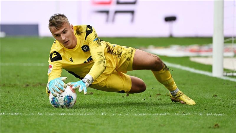 Karlsruhes Torwart Hans Christian Bernat hatte gegen Schalke viel zu tun. 