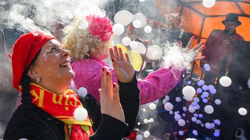 Karneval in Cottbus -  beste Stimmung beim „Zug der fröhlichen Leute“