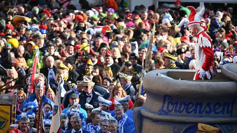 Wie Karneval der Wirtschaft zugutekommt Karneval in Düsseldorf: „Für die regionale Wirtschaft ist der Karneval ein Lichtblick“, sagt IW-Direktor Michael Hüther.