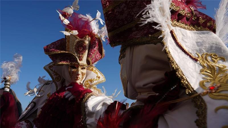 Karneval in Venedig: Ein Paar trägt Masken während des historischen Karnevals in Venedig.
