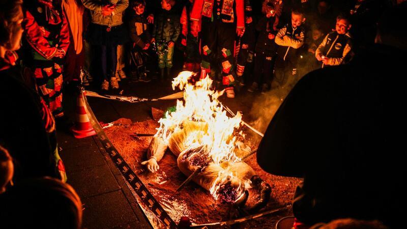 Am Aschermittwoch ist alles vorbei - Karneval beendet Karnevalisten verfolgen die Verbrennung des Nubbels in Köln.