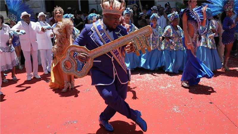 Schlüsselübergabe an „König Momo“: Karneval in Rio beginnt Karnevalskönig Momo tanzt mit dem Schlüssel der Stadt bei einer Zeremonie zur offiziellen Eröffnung des Karnevals in Rio de Janeiro.