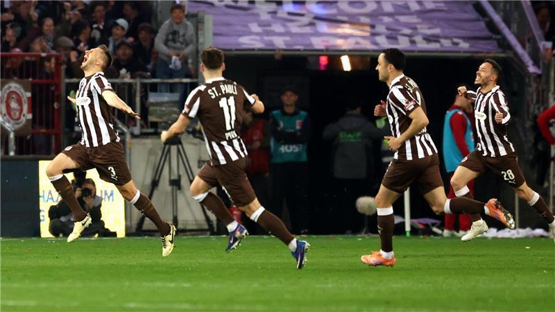 Karol Mets (l, FC St. Pauli) feiert sein 1:0 Treffer mit seinen Mannschaftskollegen.
