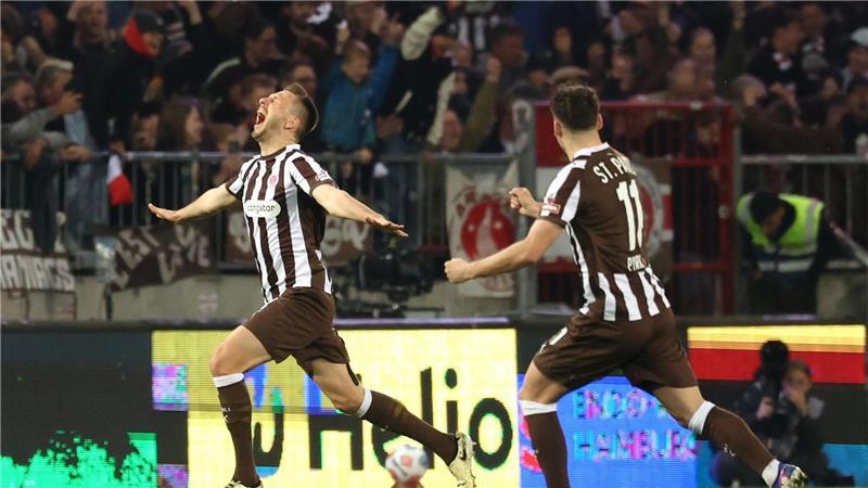 Karol Mets (l) feiert seinen Treffer zum 1:0 für den FC St. Pauli.