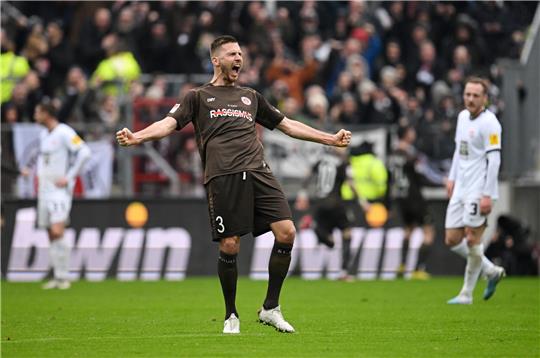 Karol Mets von St. Pauli jubelt nach dem Treffer zum 1:0. Der Este bleibt beim FC St. Pauli. Foto: Daniel Reinhardt/dpa