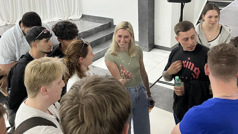 Politikerstreit bei Podiumsdiskussion: Warum ein BBS-Schüler den größten Applaus bekam Karoline Czychon stellt sich nach der Veranstaltung noch lange den Fragen der Schüler.