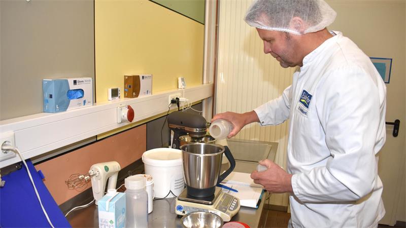 Karsten Brunkhorst bei der Entwicklung einer Rezeptur in der Küche der Produktentwickler.