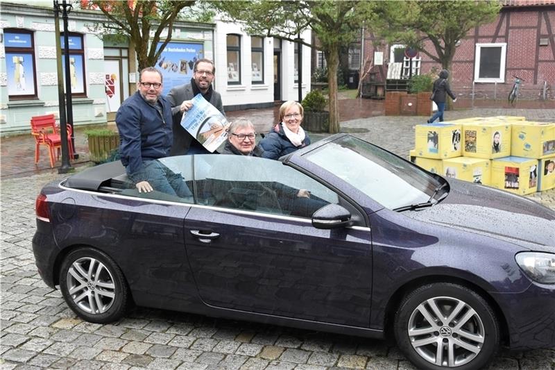 Karsten Holst, Christoph Frenzel, Harald Schneider und Susann Tobaben vom Altstadtverein freuen sich auf die Autoschau. Foto: Felsch