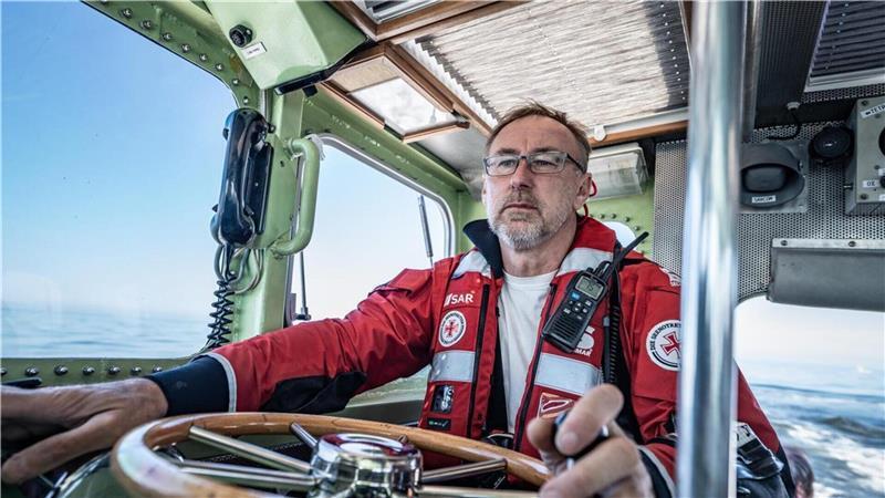 Karsten Ohme am Steuer der Emil Zimmermann.
