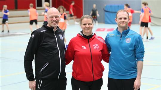 Karsten von Eitzen, Nadine Völkers und Jonathan Pape stellen das Projekt vor. Der Buxtehuder SV und der SV Beckdorf kooperieren im Jugendhandball.