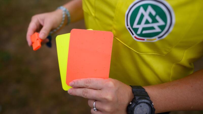 Karten, Nichtantreten und Strafen gegen Teamoffizielle zählen mit beim Fairness-Quotienten im Niedersächsischen Fußballverband (NFV).
