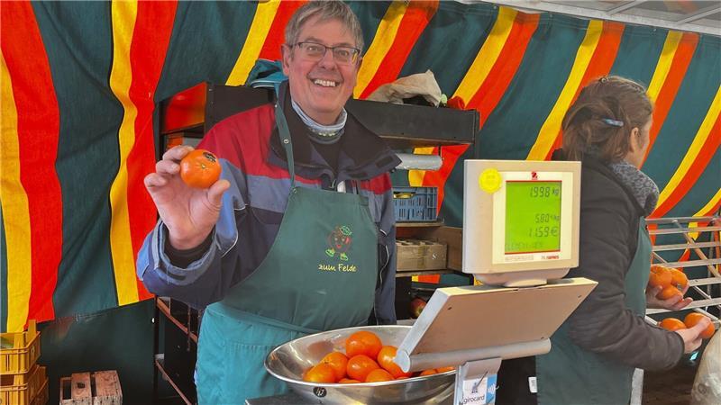 Ist nur Bares Wahres? Redakteurinnen unterwegs - mit und ohne Bargeld Kartenzahlung erst ab 10 Euro: Anping Richter muss Andreas Senkstock beim Marktstand von zum Felde deshalb zwei Kilo Mandarinen abkaufen.