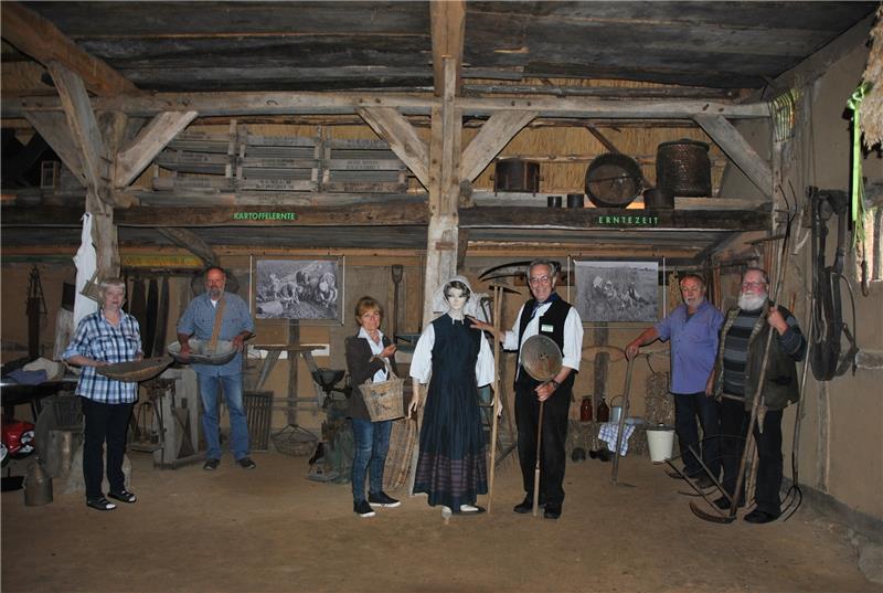 „Kartoffelernte“ und „Erntezeit“ – zwei Gefache im Schafstall mit Ausstellungsstücken zum Leben und Arbeiten im 19. Jahrhundert: Stolz präsentiert Werner Heidenreich (Mitte) mit Karin und Reiner Gründer, Margot und Manfred Kruska und Werner Görse (von links) die ersten beiden Kapitel der Geschichte des „Bäuerlichen Hauswesens“. Foto Lohmann