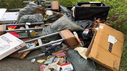 Kartons, Barhocker und jede Menge Müllsäcke: Am Bahnübergang im Heuweg haben Unbekannte illegal Abfälle entsorgt.