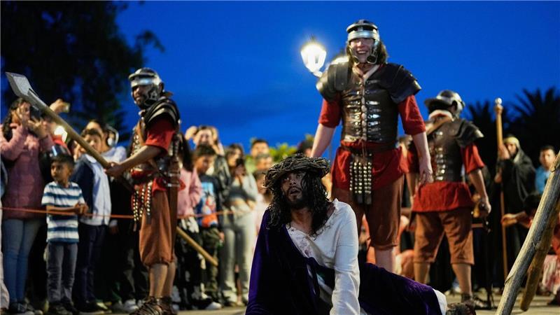 Karwoche in Kolumbien: Schauspieler stellen Kreuzweg in Nobsa nach