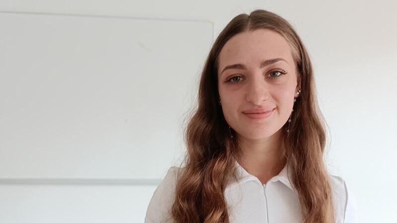 Karyna Zhernovikova aus der Ukraine tritt eine Ausbildung zur Köchin an.