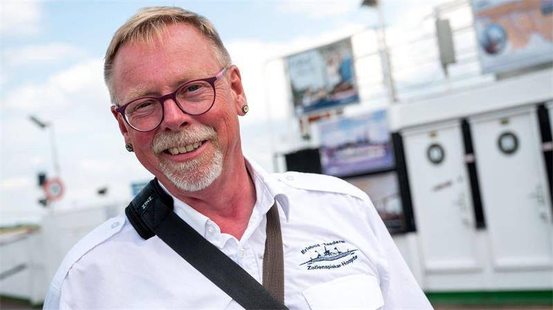 Hamburgs letzte Autofähre – Alltag auf der „Hoopter Möwe 2“ Kassierer Ralph Rehlmeyer ist das Gesicht der kleinen Fähre. Keine andere Fährverbindung in Deutschland gibt es schon so lange.