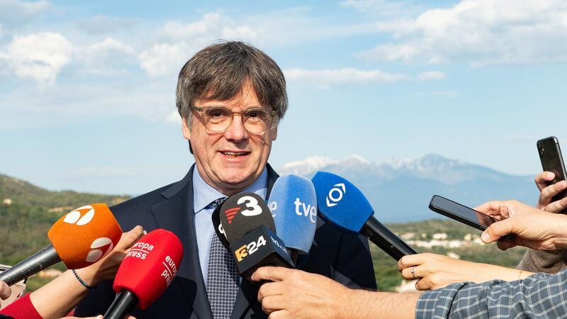 Separatist Puigdemont riskiert Festnahme in Spanien Kataloniens Separatistenführer Carles Puigdemont riskiert bei seiner angekündigten Rückkehr aus dem Exil nach Spanien die Festnahme.