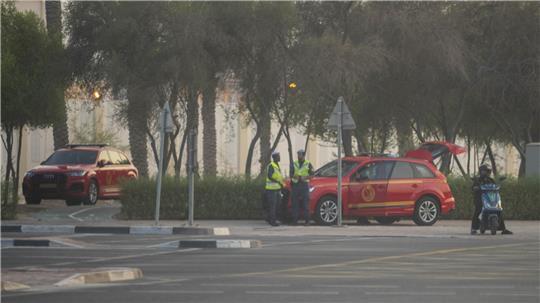 Katar, Doha: Sicherheitskräfte sind in der Nähe des Ortes eines israelischen Luftangriffs zu sehen. 