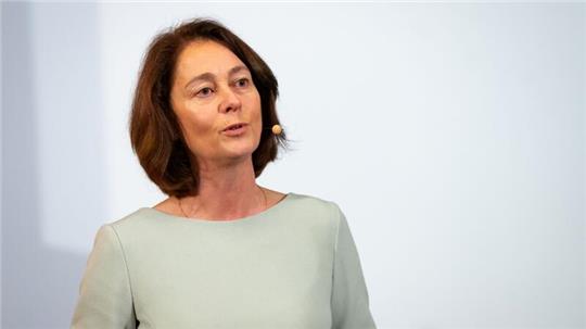 Katarina Barley (SPD), SPD-Spitzenkandidatin für die Europawahl, spricht auf der Bühne.