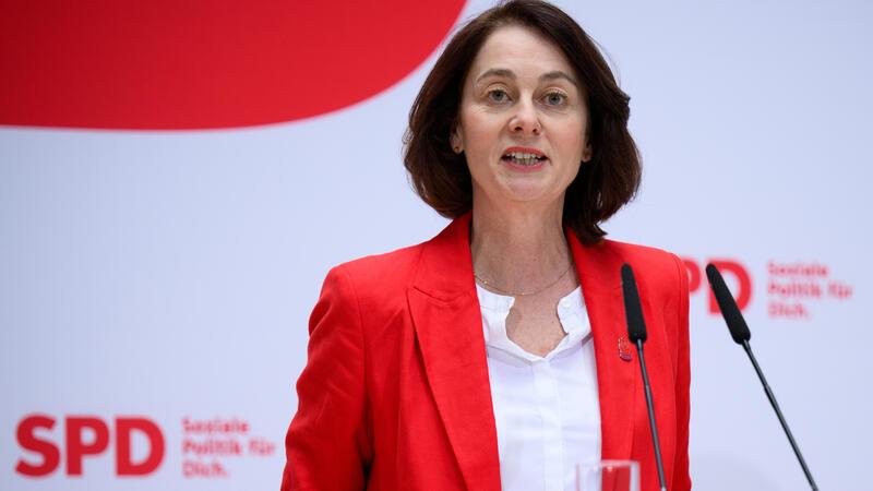 Katarina Barley, SPD-Spitzenkandidatin für die Europawahl, äußert sich bei einer Pressekonferenz nach der Sitzung des SPD-Präsidiums im Willy-Brandt-Haus, der Parteizentrale der SPD.