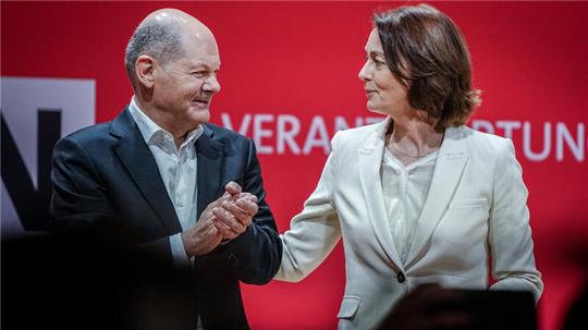 Katarina Barley, designierte Spitzenkandidatin für die Europawahl, und Bundeskanzler Olaf Scholz stehen bei der Europadelegiertenkonferenz der SPD gemeinsam auf der Bühne. abstimmen.