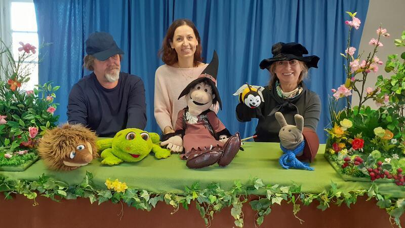 Präventionstheater in Stade: Wie ein Frosch Kindern Mut macht Katarzyna Piotrowski (Mitte) von der Beratungsstelle gegen sexuellen Missbrauch nach einer „Grüni und Grumilla“-Aufführung gemeinsam mit den Schauspielern des Mathom Theaters.