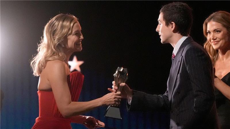 Timothée Chalamet erklärt Kylie Jenner seine Liebe Kate Hudson (links) überreicht Timothée Chalamet den Preis für den besten Schauspieler.