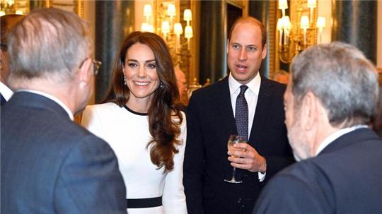 Kate hatte sich Mitte Januar einer Operation im Bauchraum unterzogen und war darauf knapp zwei Wochen lang im Krankenhaus. William nahm daraufhin eine Auszeit, um für seine Familie da zu sein.