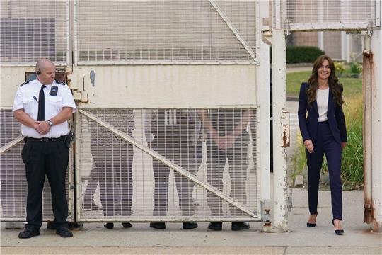 Kate (r), Prinzessin von Wales, besucht das  Gefängnis HMP High Down in Sutton.
