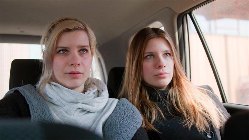 Katha Rosa (links) und ihre Zwillingsschwester Franzi - Szene aus der WDR-Dokumentation „Das Schweigen brechen - Von Mamas neuem Freund missbraucht“ von Bärbel Körzdörfer, David Körzdörfer und Justine Rosenkranz. Der Film wird am 3.9. um 22.45 Uhr im WDR Fernsehen gezeigt.