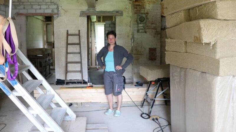 Katharina Becker steht auf der Baustelle im Haupthaus.