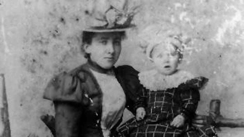Katharina Corleis im Jahr 1899 mit ihrem ersten Sohn.