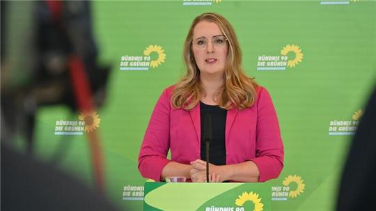 Katharina Dröge sagt, wichtige Rahmenbedingungen für den Wirtschaftsstandort Deutschland habe man über Jahrzehnte schleifen lassen.