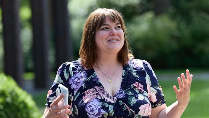 Neun Millionen Euro für Sanierung auf Parkfriedhof Ohlsdorf Katharina Fegebank (Bündnis 90/ Die Grünen) spricht vor der Kapelle 13 auf dem Parkfriedhof Ohlsdorf.