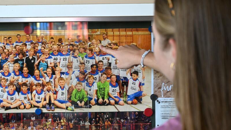 Katharina Filter zu Besuch in Norderstedt: Hier haben sie und ihr Bruder Paul mit dem Handball angefangen.