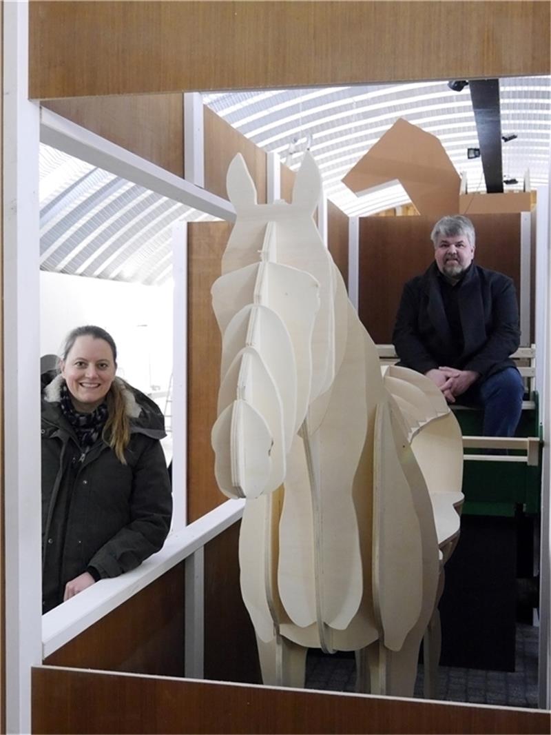 Katharina Jothe und Lars Lichtenberg hoffen, dass die Schließung des Natureums nicht allzu lange dauert. Die neue Ausstellung zum Thema Pferd ist so gut wie fertig. Fotos: Umland