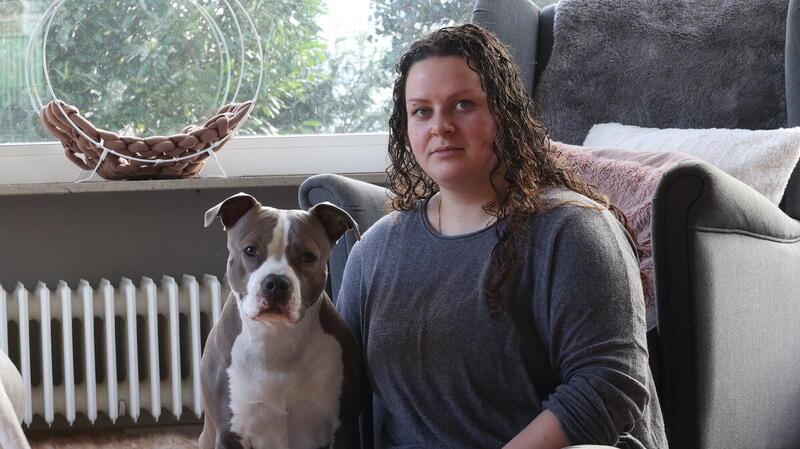 Steuererhöhung für „gefährliche Hunde“: Für diese Tierfreundin brach eine Welt zusammen Katharina Korff mit ihrer dreijährigen Hündin Tara. Sie ist ein Staffordshire Terrier und steht in Cuxhaven auf der Rasseliste "gefährlicher Hunde".