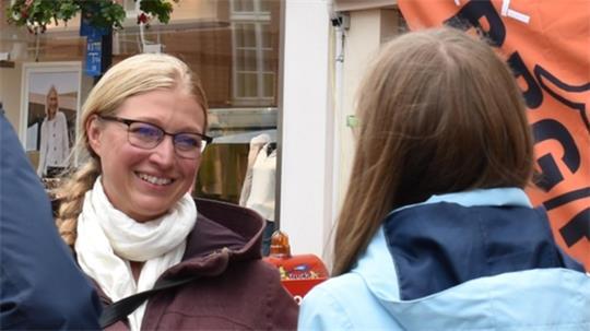 Katharina Mewes beim Wahlkampf in der Buxtehuder Altstadt.