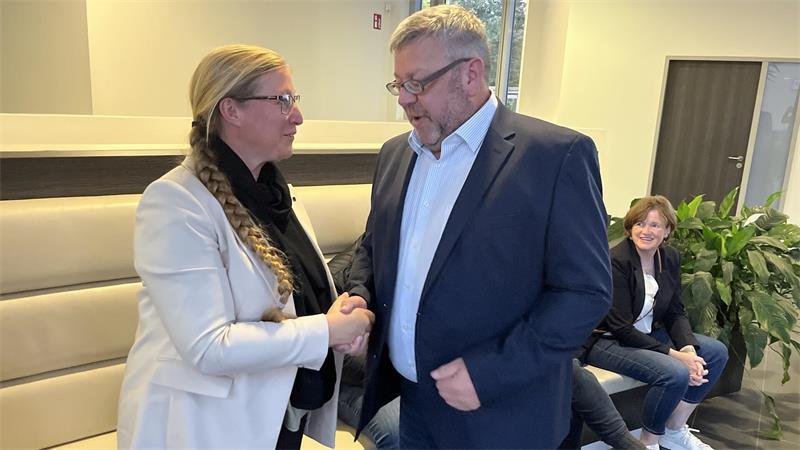 Erleichterter Wahlsieger in Buxtehude – doch jetzt wird es kompliziert Katharina Mewes gratuliert Ralf Dessel zum Sieg in der Stichwahl.