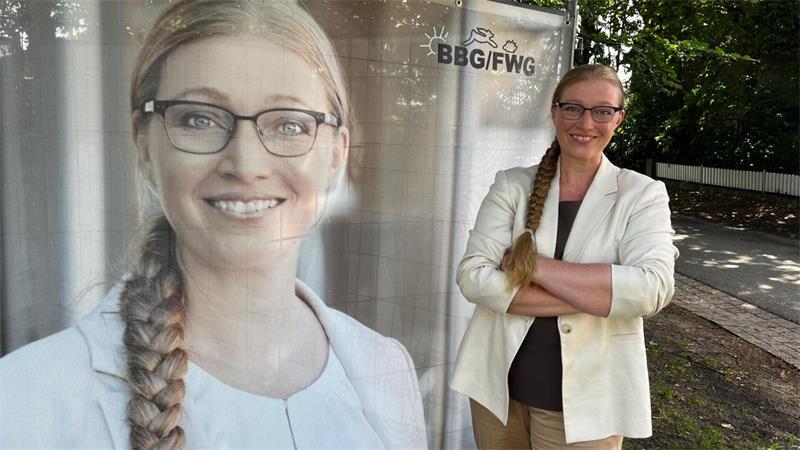 Katharina Mewes vor einem ihrer derzeit 17 großen Baustellen-Plakate.